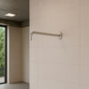 BRACCIO DOCCIA PARETE LEVANTE INOX Ambientata 100x100