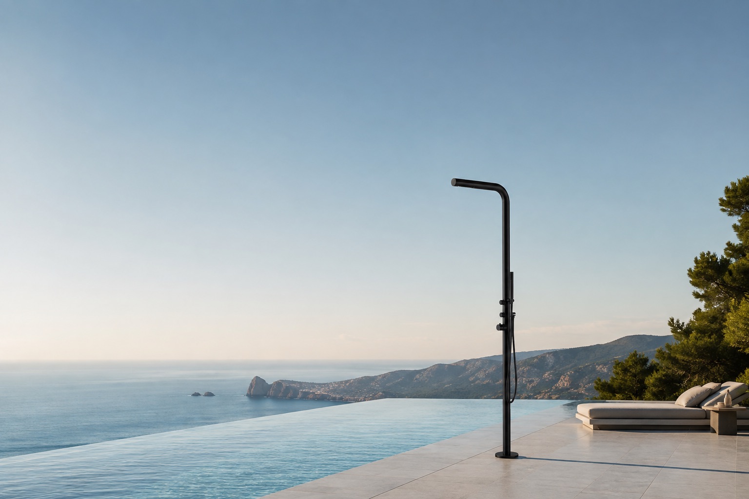 Doccia da esterno SINED nera accanto a una piscina con vista sul mare