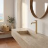 RUBINETTO LAVABO LEVANTE ALTO ORO Ambientata 100x100