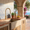 RUBINETTO LAVELLO LEVANTE ESTRAIBILE ORO Ambientata 1 100x100